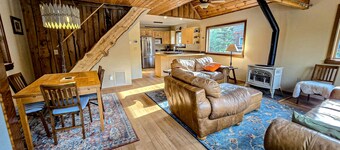 Peaceful cabin in Girdwood, fireplace, wood stove & mountain views