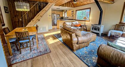Peaceful cabin in Girdwood, fireplace, wood stove & mountain views
