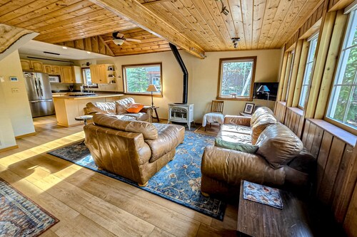 Peaceful cabin in Girdwood, fireplace, wood stove & mountain views