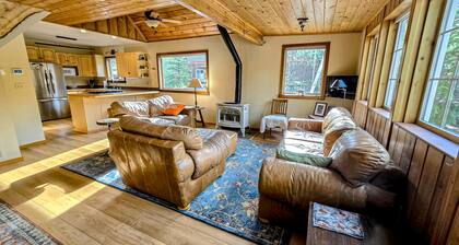 Peaceful cabin in Girdwood, fireplace, wood stove & mountain views