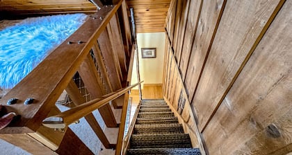 Peaceful cabin in Girdwood, fireplace, wood stove & mountain views