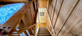 Peaceful cabin in Girdwood, fireplace, wood stove & mountain views
