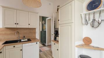 Réfrigérateur, micro-ondes, four, lave-vaisselle