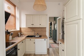 Een koelkast, een microgolfoven, een oven, een vaatwasser