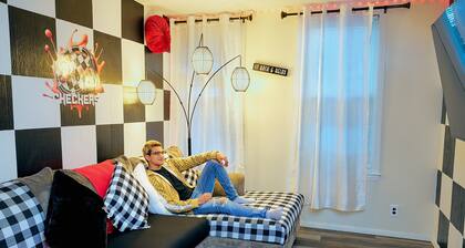 Trendy Downtown Nashua Getaway: Checkers-Themed 1 Bed/1 Bath!