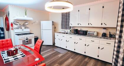 Trendy Downtown Nashua Getaway: Checkers-Themed 1 Bed/1 Bath!