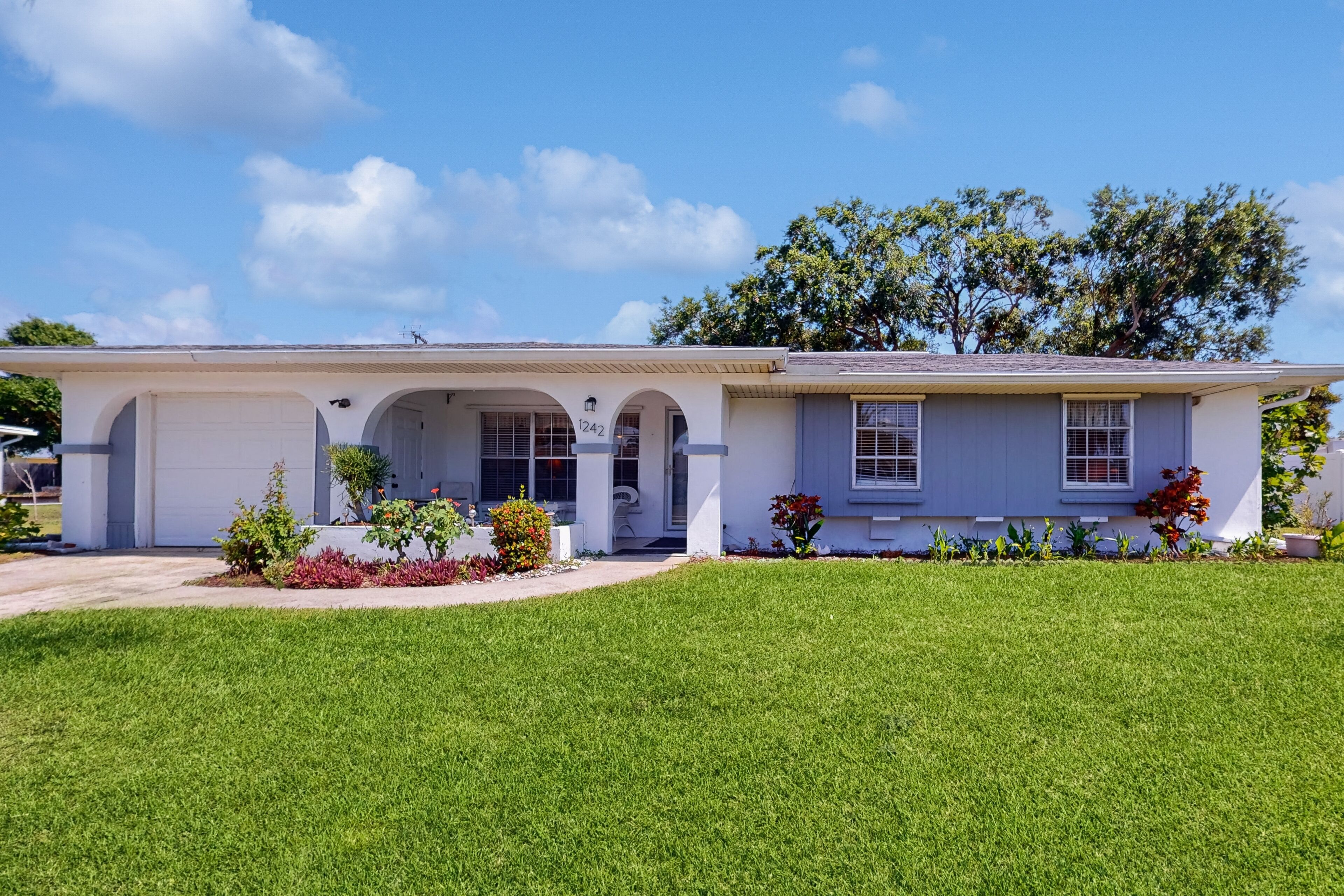 Home with  pool, kitchen, & terrace, fully equipped kitchen & close to beaches