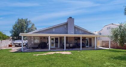 Dog-friendly home with beautiful patio, bikes and central AC and Marina access