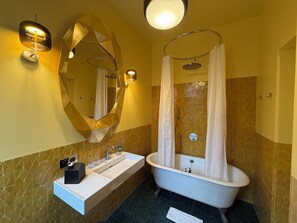 Bathroom - Château de Ligny (Ligny-le-Chatel)