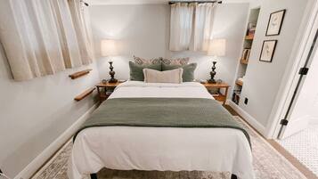 1 makuuhuone, työpöytä, silitysrauta/-lauta, vauvan matkasänky