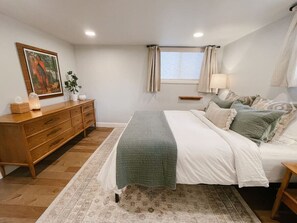 1 Schlafzimmer, Schreibtisch, Bügeleisen/Bügelbrett, Reisekinderbett