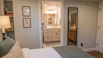 1 chambre, bureau, fer et planche à repasser, lit parapluie