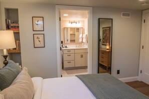 1 chambre, bureau, fer et planche à repasser, lit parapluie