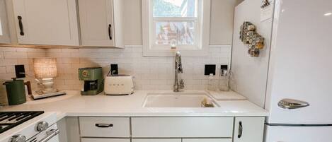 Réfrigérateur, micro-ondes, four, plaque de cuisson