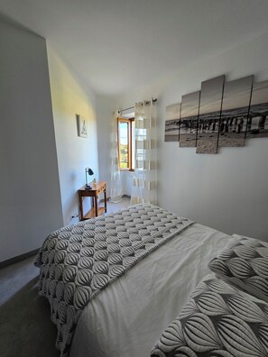 3 bedrooms, desk, iron/ironing board, WiFi