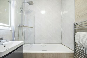 Bathroom - Beautiful Flat Near the Center 11 min  (London)