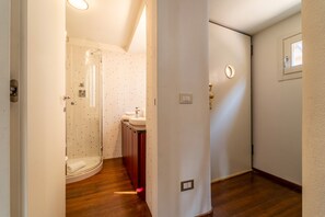 Ein Badezimmer mit Dusche, Waschbecken und Toilette.