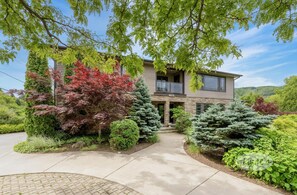 Exterior - 6 bed 4 bath Chalet with Tennis Court! (The Blue Mountains)