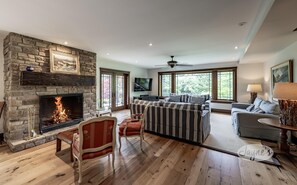 Smart-TV, Kamin, Bücher