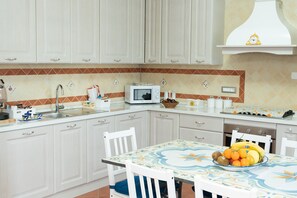 Køleskab, mikrobølgeovn, ovn, opvaskemaskine