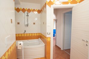 Een haardroger, een bidet, handdoeken