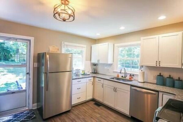 Kühlschrank, Mikrowelle, Ofen, Herdplatte