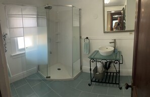 Ducha, secador de pelo, toallas, jabón