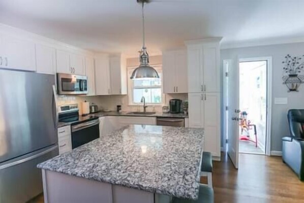 ثلاجة، ميكروويف، فرن، موقد طهي مسطح