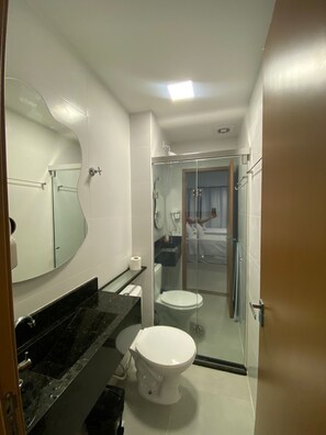 Secadora de cabello, toallas, papel de baño 