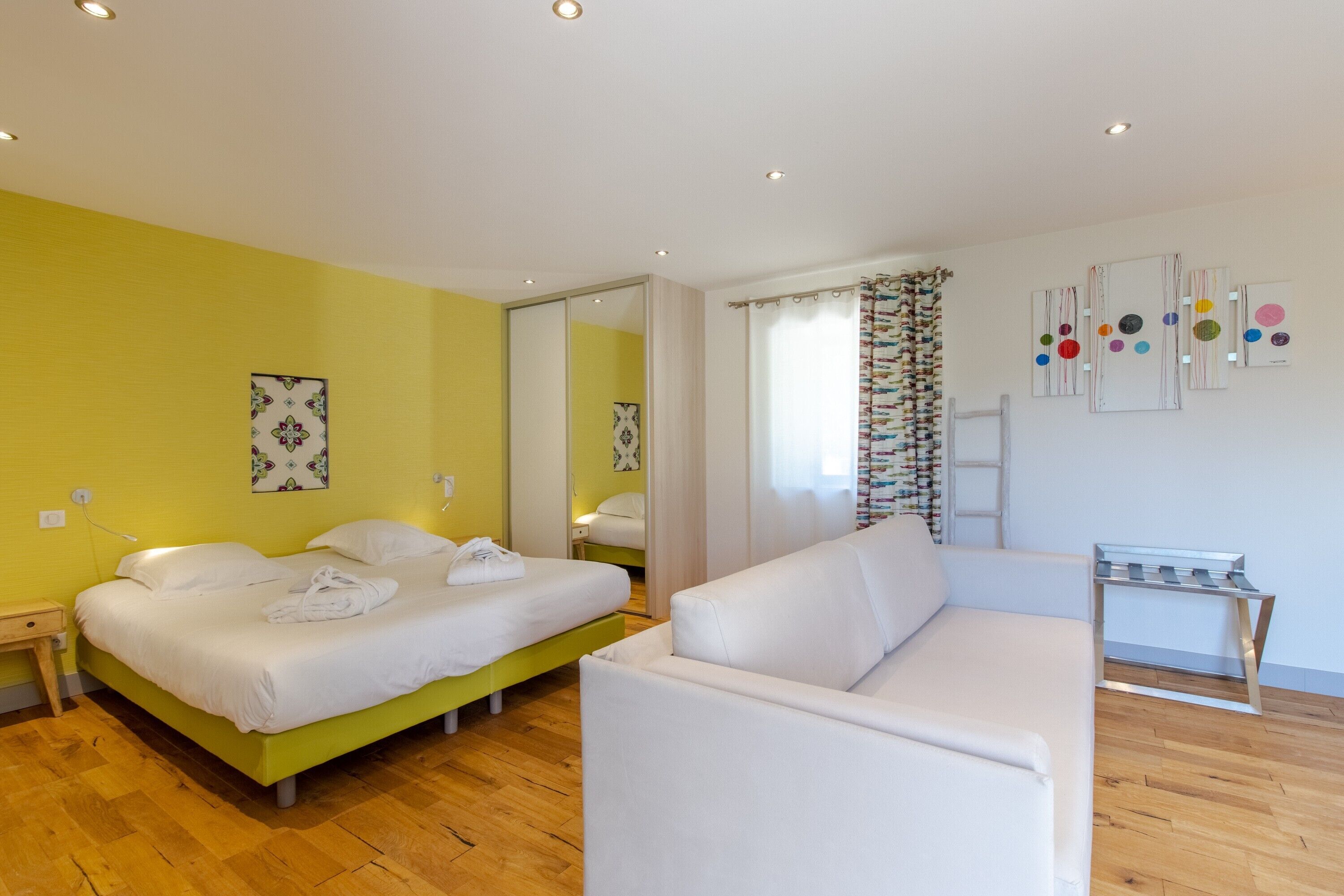 6 habitaciones, tabla de planchar con plancha y wifi gratis 