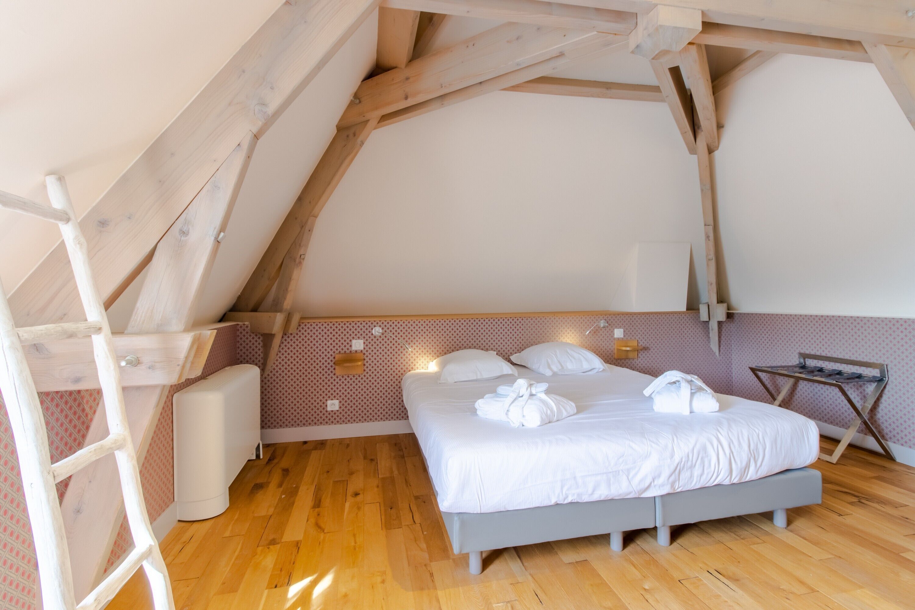 6 bedrooms, iron/ironing board, free WiFi, bed sheets