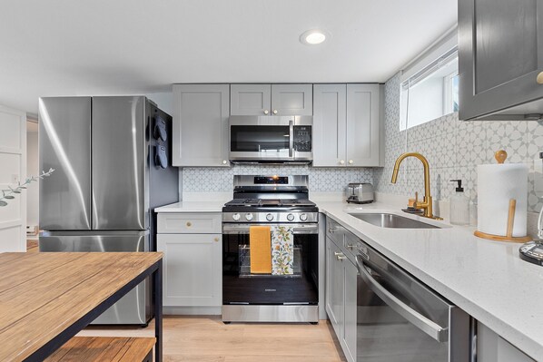 Refrigerador, microondas, horno, placa de cocina
