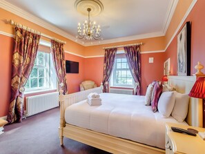 6 bedrooms, free WiFi, bed sheets