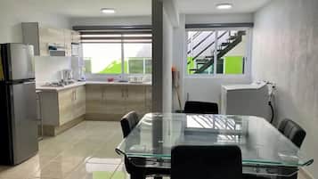 Apartment, Multiple Beds, Kitchen, Tower | Dining room