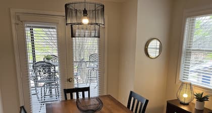 Elevator! Jubela's InTown Apt - Extremely Walkability to Main Street