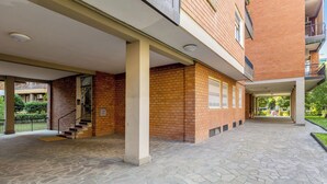Egy tágas, nyitott terület, amelyet kőburkolat, egy téglából épült épület és egy felső szintre vezető lépcsőház tesz egyedivé.