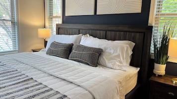 3 bedrooms, desk, WiFi, bed sheets