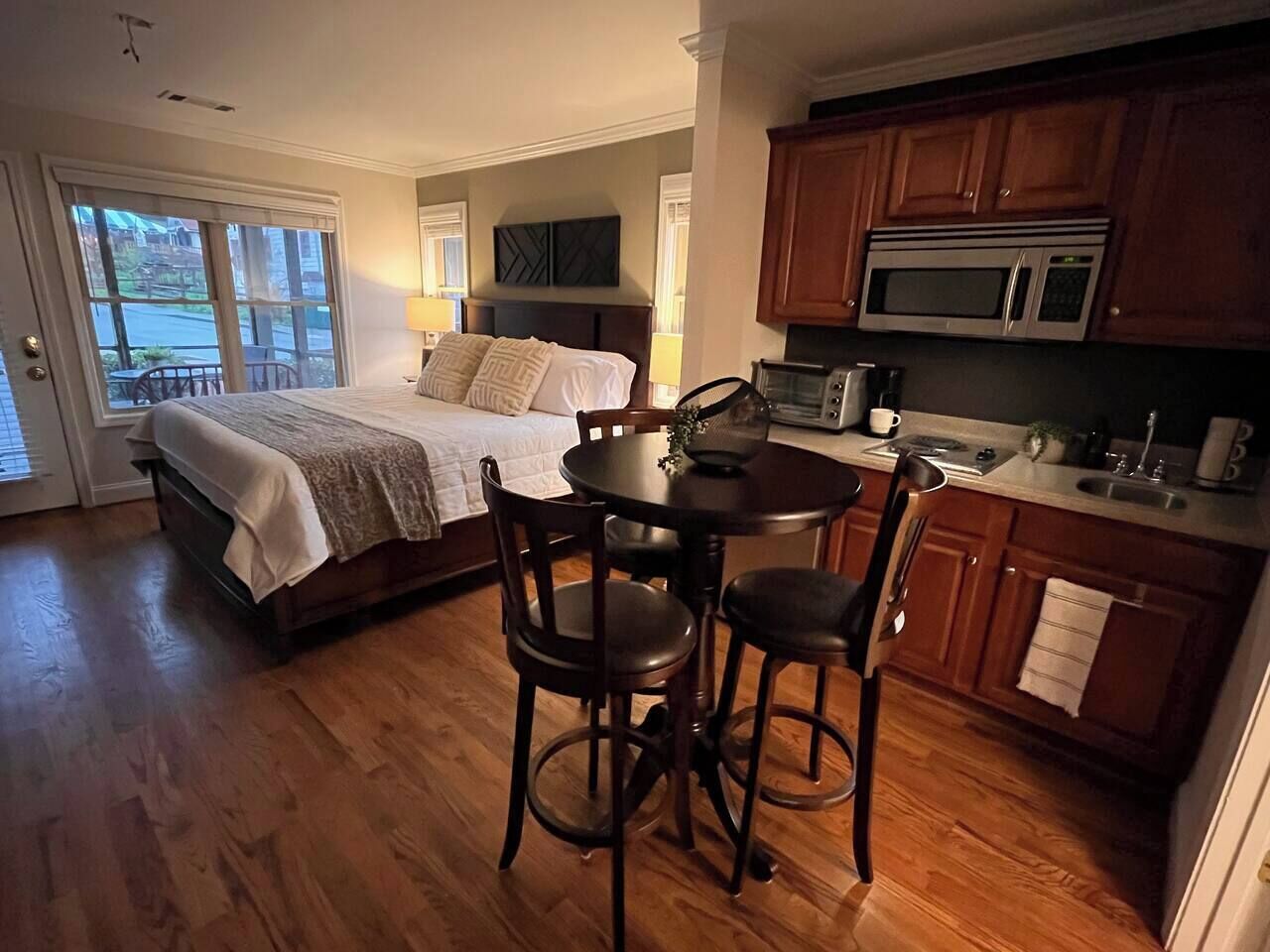 3 bedrooms, desk, WiFi, bed sheets