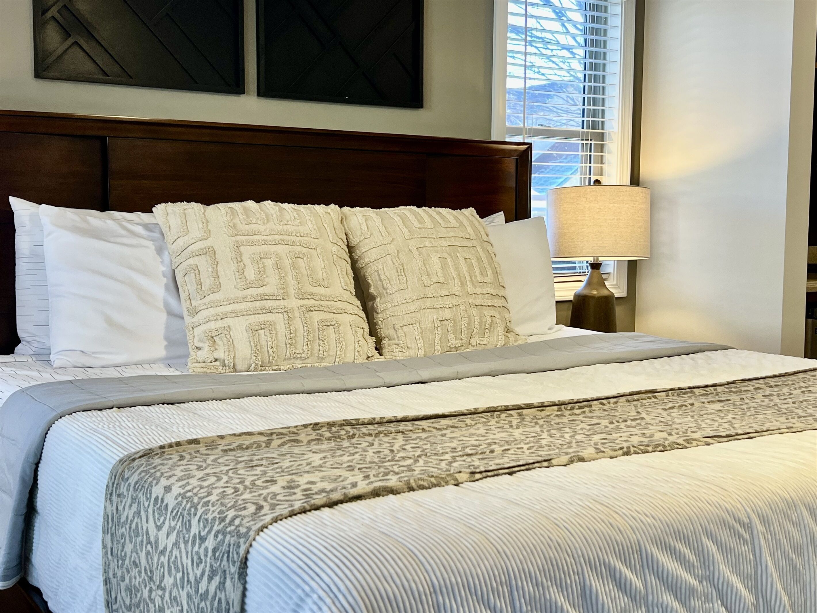 Tabla de planchar con plancha, wifi, ropa de cama