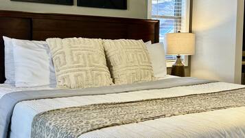 Tabla de planchar con plancha, wifi, ropa de cama