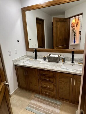 Hårtork, handdukar, tvål och toalettpapper