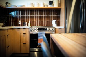 奢華套房 | 私人廚房 | 電冰箱、微波爐、烤箱、爐台