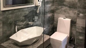 Chambre Confort double, vue sur la ville | Salle de bain | Articles de toilette (gratuits), séchoir à cheveux, pantoufles