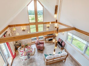 TV - A stunning property in beautiful location with some amazing views. (Maidstone)