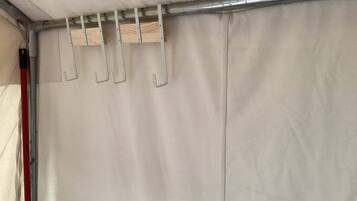 1 soveværelse, strygejern/strygebræt, sengetøj