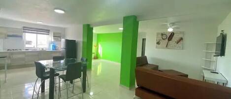 Apartamento familiar, varias camas, cocina, en una planta alta | Zona de estar