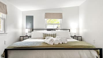 2 bedrooms, desk, iron/ironing board, travel crib