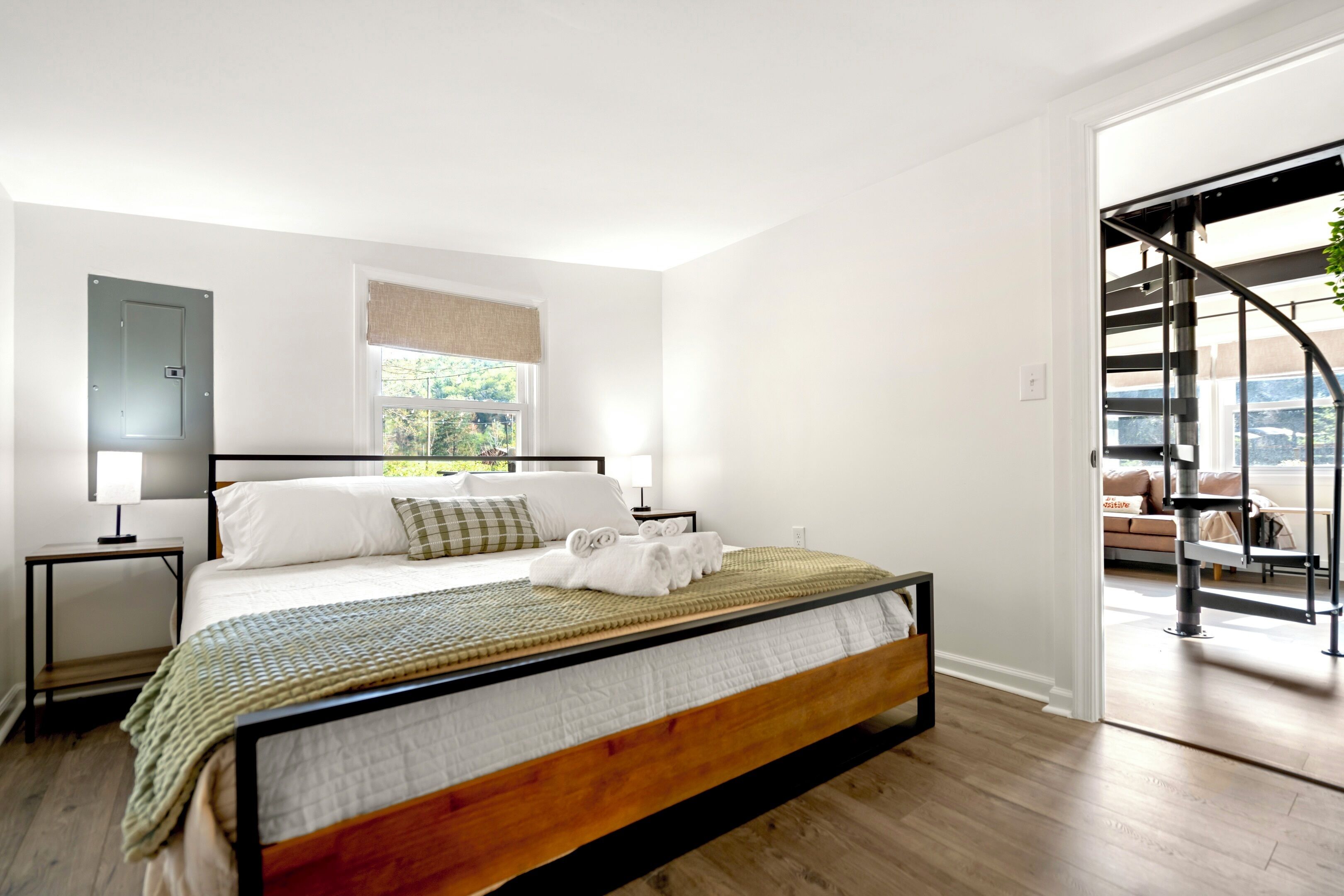 2 bedrooms, desk, iron/ironing board, travel cot