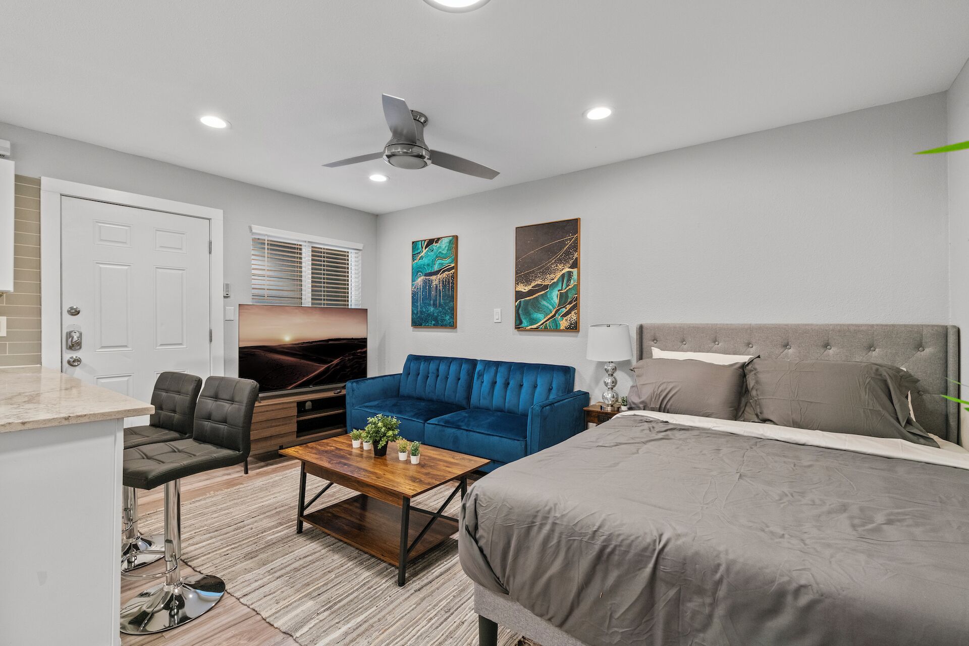 Stylish Studio | Downtown | Evonify 4183