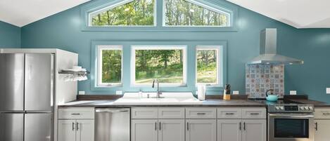 Réfrigérateur, four à micro-ondes, un four, surface de cuisson